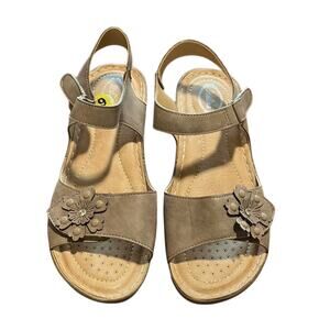 Italina Size 9 Tan Comfort Sandals